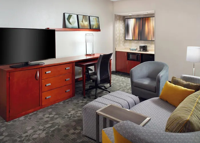 Courtyard By Marriott Greensboro